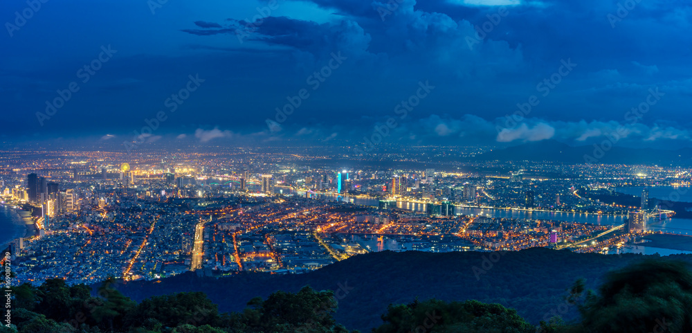 Fototapeta premium Da Nang city at night from Ban Co Peak
