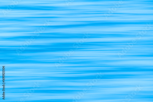Abstraktes blaues Wasser mit sanften Wellen