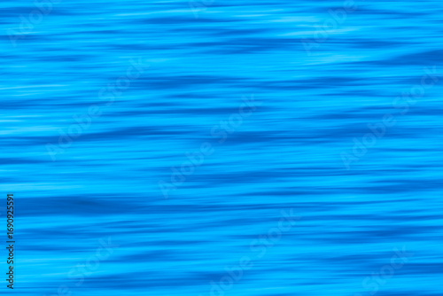 Abstraktes blaues Wasser mit sanften Wellen