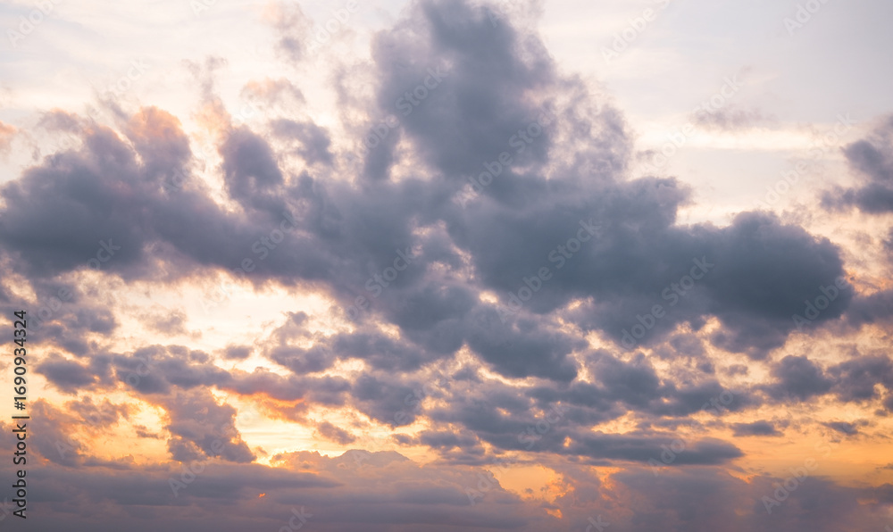 Obraz premium Colorful clouds fill the sky at sunset over a tranquil horizon near the coast
