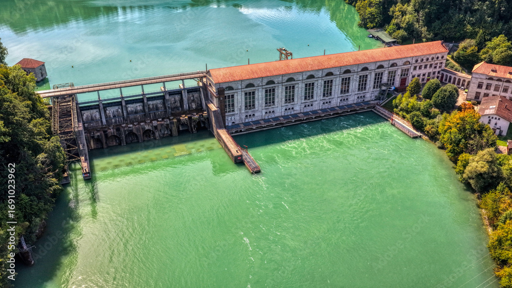 Obraz premium Wasserkraftwerk Mühleberg im Kanton Bern, September 2025, Schweiz