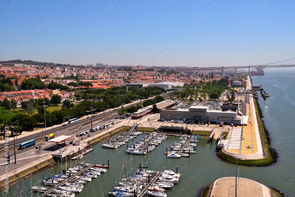 Obraz premium long and beautiful road that runs along the river estuary in Belem Lisbon portugal