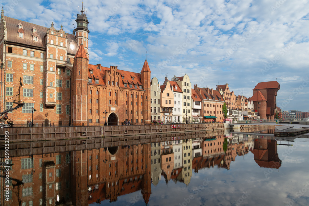 Fototapeta premium Centro histórico de Gdansk reflejado en el rio Motlawa, Polonia