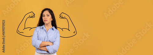 Fotografía A confident woman stands with arms crossed, exuding strength and determination against a bright yellow backdrop
