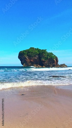 Relaxing Ocean Waves on Rocky Beach – Vertical Nature Video. Peaceful vertical video of gentle ocean waves breaking on rocks, ideal for calm and relaxation.