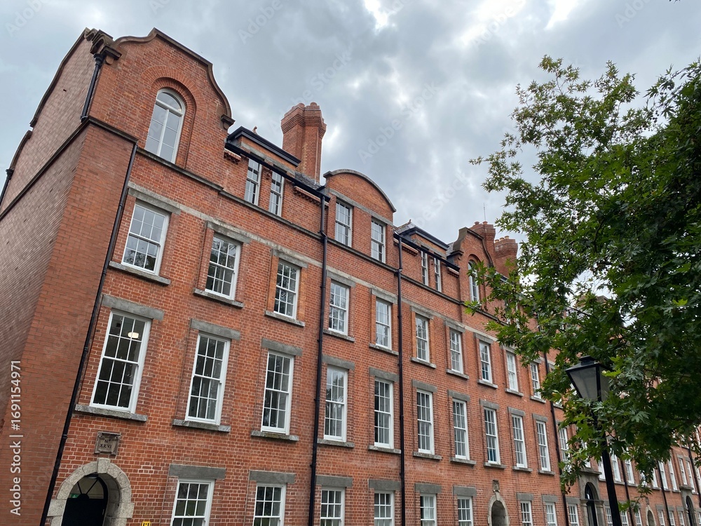 Fototapeta premium Le bâtiment Rubrics du Trinity College à Dublin