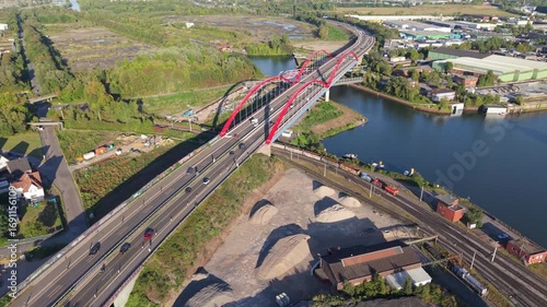 Autobahnbrücke im Ruhrgebiet über einen alten Industriehafen