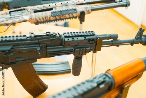 Foto Kalashnikov assault rifle on display stand at an exhibition.