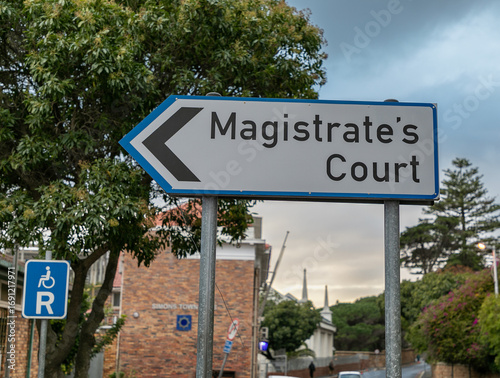 Cuadro en lienzo Sign post to Magistrates court in Simons Town, Cape Town municipal area