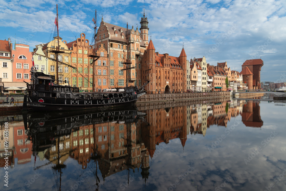 Fototapeta premium Reflejo del casco histórico de Gdansk en el río Motlawa, Polonia