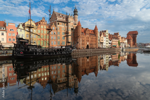 Reflejo del casco histórico de Gdansk en el río Motlawa, Polonia