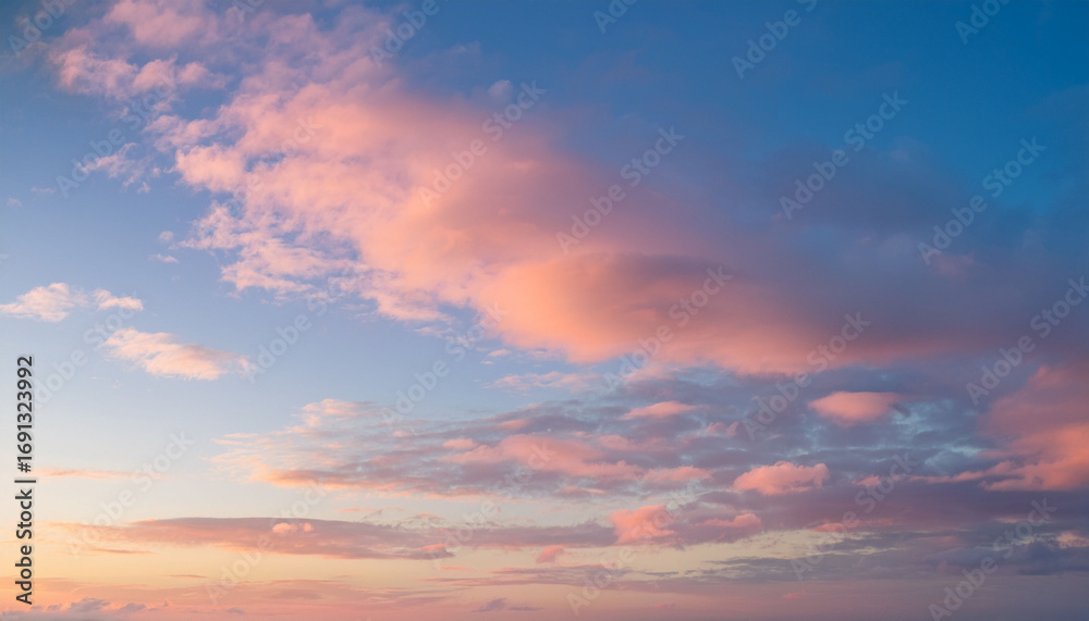 Fototapeta premium Serene Sunset Sky With Pastel Colors And Soft Cloud Formations