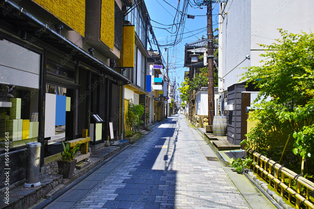 Obraz premium 新潟市中央区の昔の花街だった古町、鍋茶屋通りの新堀通り側の景観