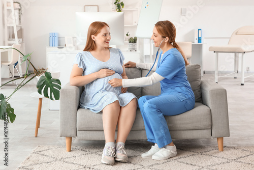 Young pregnant woman visiti...
