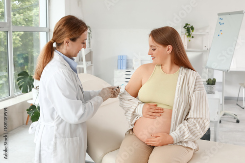Female doctor vaccinating p...