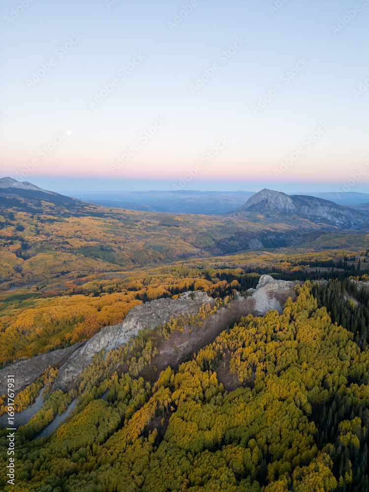 Fototapeta premium Crested Butte Mountain Colorado in Vibrant Fall Season | Yellow Aspen Trees, Scenic Autumn Landscape, Travel Destination, Autumn Colors, Seasonal Background, Mountain Foliage, Nature Wallpaper