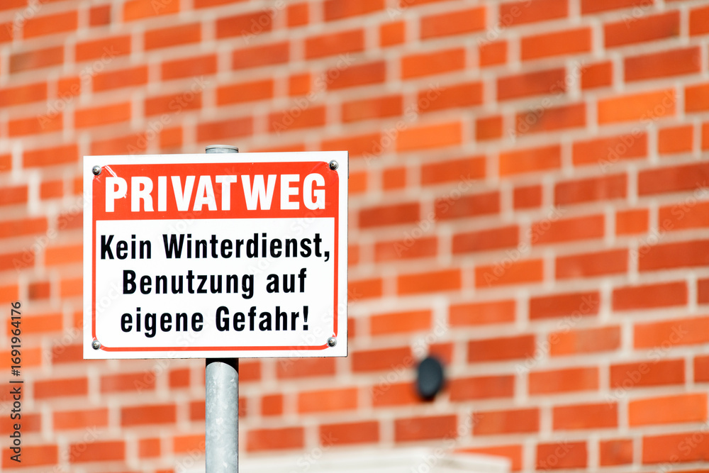 Fototapeta premium Privatweg - Schild vor Ziegelwand