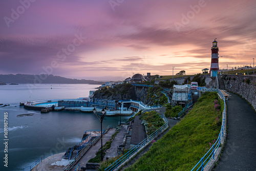 Der Leuchtturm Smeaton's Tower auf The Hoe in Plymouth in der Grafschaft Devon an der Südküste von England zum Sonnenuntergang