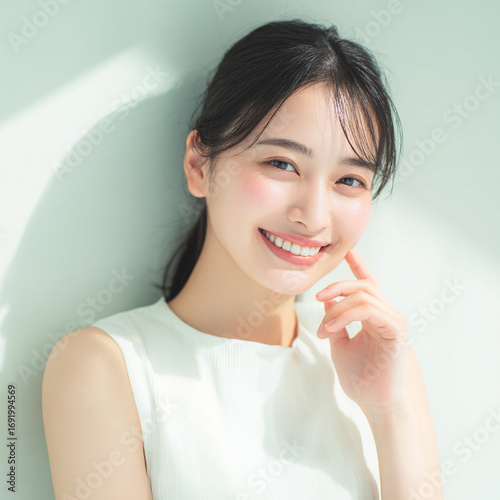 健康的な白い歯を見せている笑顔の女性