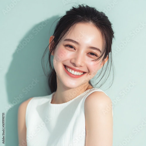 健康的な白い歯を見せている笑顔の女性