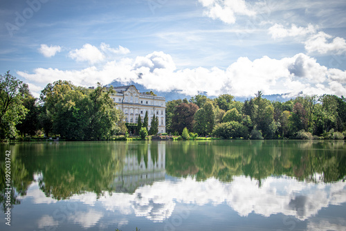 Fotografie Palais historique au bord du lac avec reflet dans l'eau