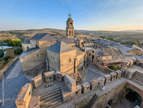 Tableau sur toile San Cayetano hermitage and Santa Maria del Azogue church seen from the castle, P