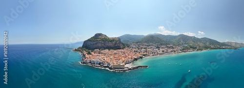 Luftaufnahme von Cefalù an der Nordküste Siziliens – historische Altstadt mit La Rocca und türkisblauem Mittelmeer, Italien