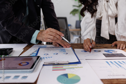 Photos financial Business team analyzing advisory services