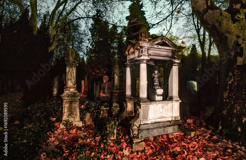 Historische Nachtaufnahme auf dem jüdischen Friedhof in Frankfurt am Main mit pompös ausgestalteten Grabmahlen und heruntergefallenem Laub