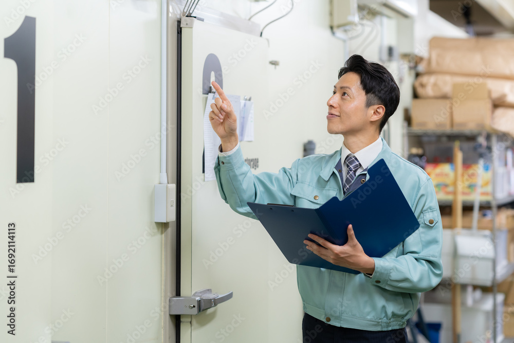 Fototapeta premium 倉庫で仕事をする作業員