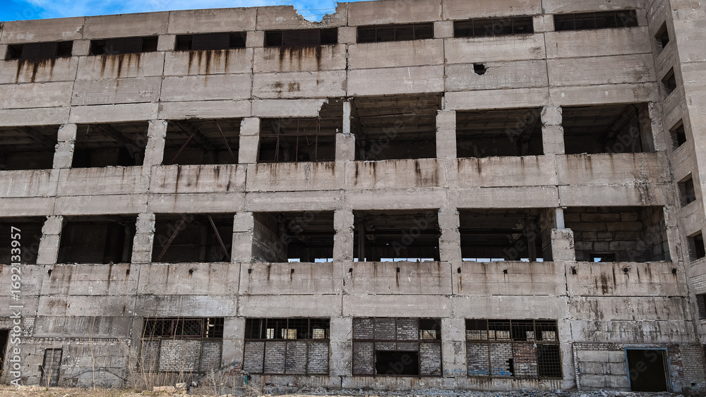 Obraz premium ruined street and destroyed houses in Kiev war in Ukraine