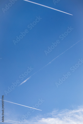 Avions de ligne touristiques traversant le ciel bleu d'été pendant l'important trafic aérien des vacances.