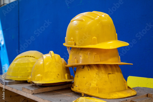 attrezzatura riciclo spazzatura differenziata pneumatici gru caschetto protezione legno discarica selezione 