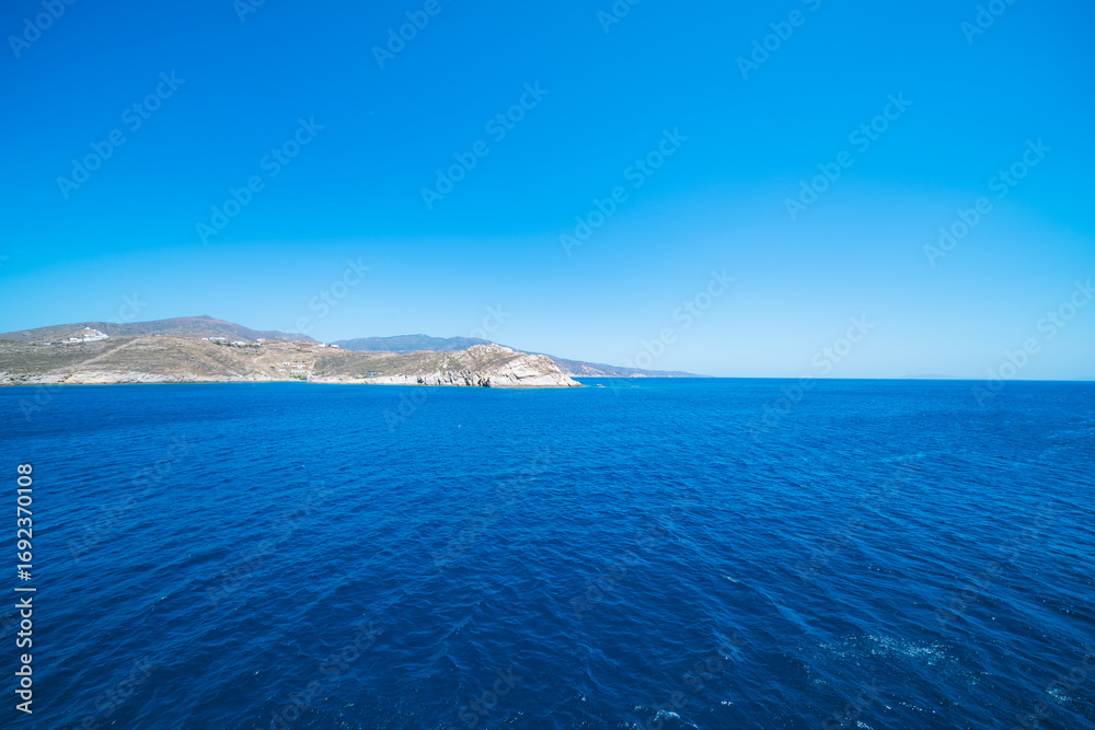 Fototapeta premium サントリーニ島の海が見えるプールがあるホテル