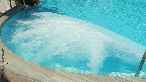 Gros plan sur un spa dans une piscine.