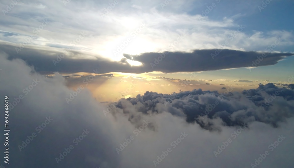 Obraz premium High-altitude sunset view through clouds