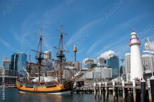 Canvastavla Historic sailing ship docked at Darling Harbour with Sydney skyline in the backg