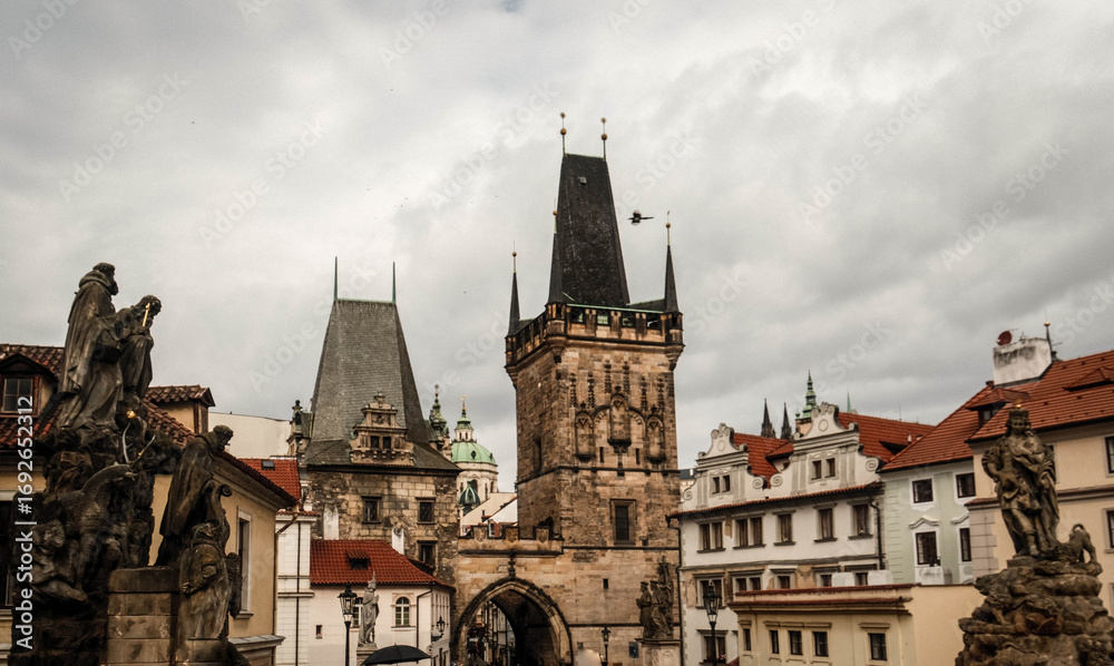 è uno storico ponte in pietra sulla Moldava, situato nella città di Praga, e collega la Città Vecchia al quartiere di Malá Strana è uno storico ponte in pietra sulla Moldava, situato nella città di Praga, e collega la Città Vecchia al quartiere di Malá Strana