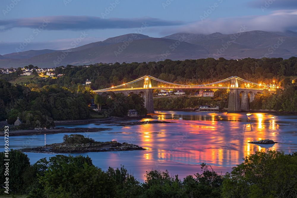 Fototapeta premium Die Menai Bridge an der Küste von Wales bei Sonnenuntergang