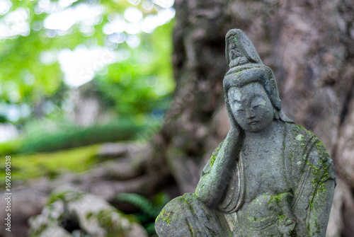 Fotografie 秩父・西善寺のコミネカエデ前の石仏 / Stone Buddha in front of the Komine Maple at Saizen-ji Templ