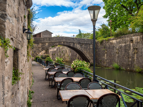 Cuadro en lienzo Scenic riverside walkway - canal de Tanneurs - in Dole, Burgundy, with outdoor s