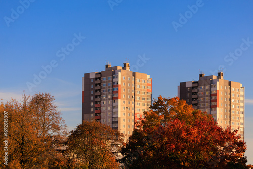 Canvas Print Cityscape on a sunny day, modern buildings and houses