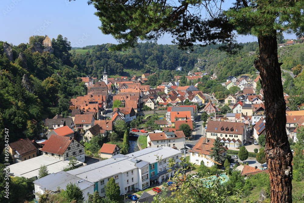 Obraz premium Blick auf den Ort Pottenstein bei Bayreuth
