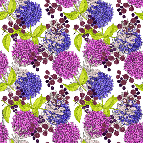 Pattern con ortensie viola e rosa e foglie su sfondo bianco