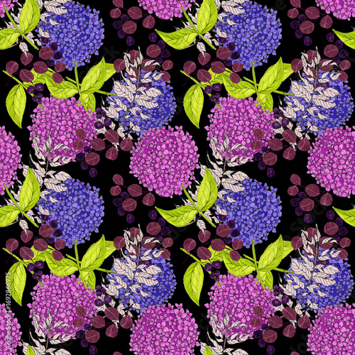 Pattern con ortensie viola e rosa e rami con foglie su sfondo nero