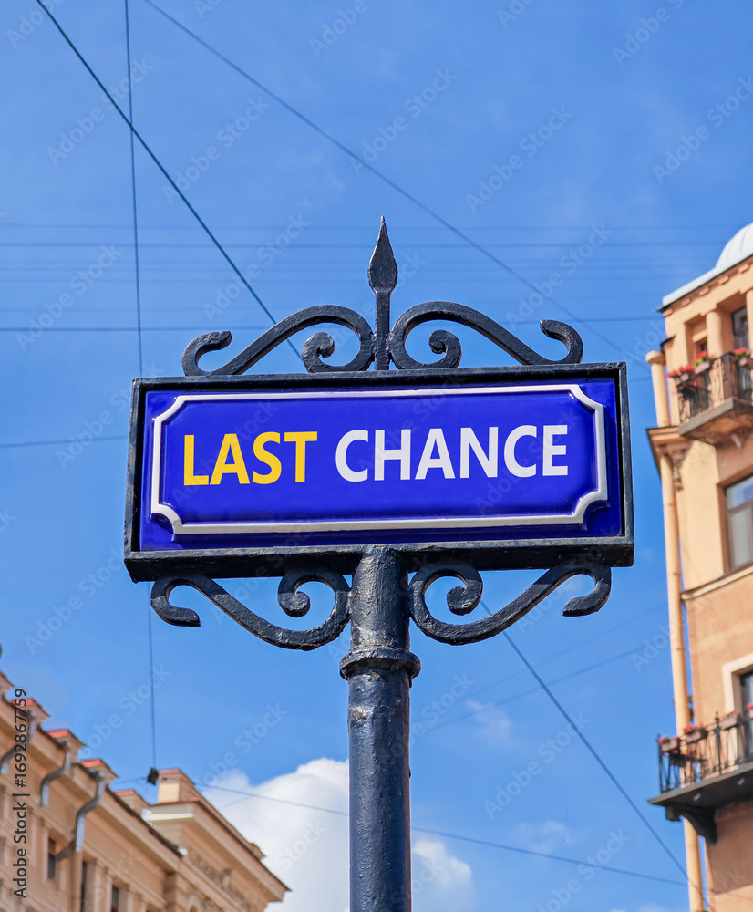 Obraz premium Last chance symbol. Concept word Last chance on beautiful blue road sign. Beautiful blue sky and buildings background. Business last chance concept. Copy space.