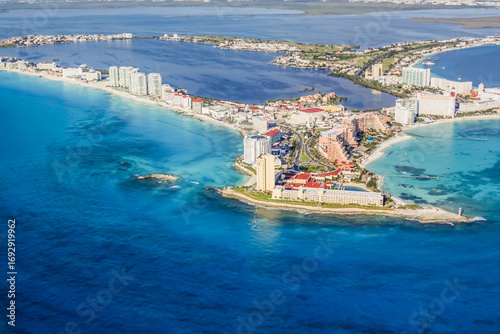 Vista aérea de la Zona Hotelera de Cancún en el año 2009. Cancún, Quintana Roo, México.