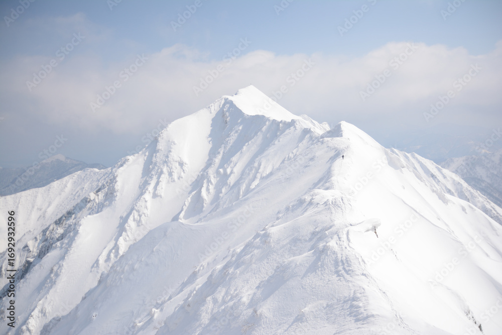 Obraz premium 晴天に恵まれた冬の大山。