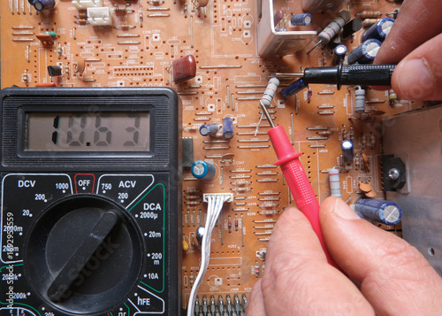 Tablou pe pânză Testing an electronic component with the multimeter