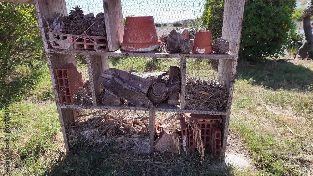 cabane à insecte en brique pot et bois